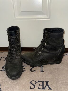 Sorel Lace-Up Wedge Ankle Boots size 9